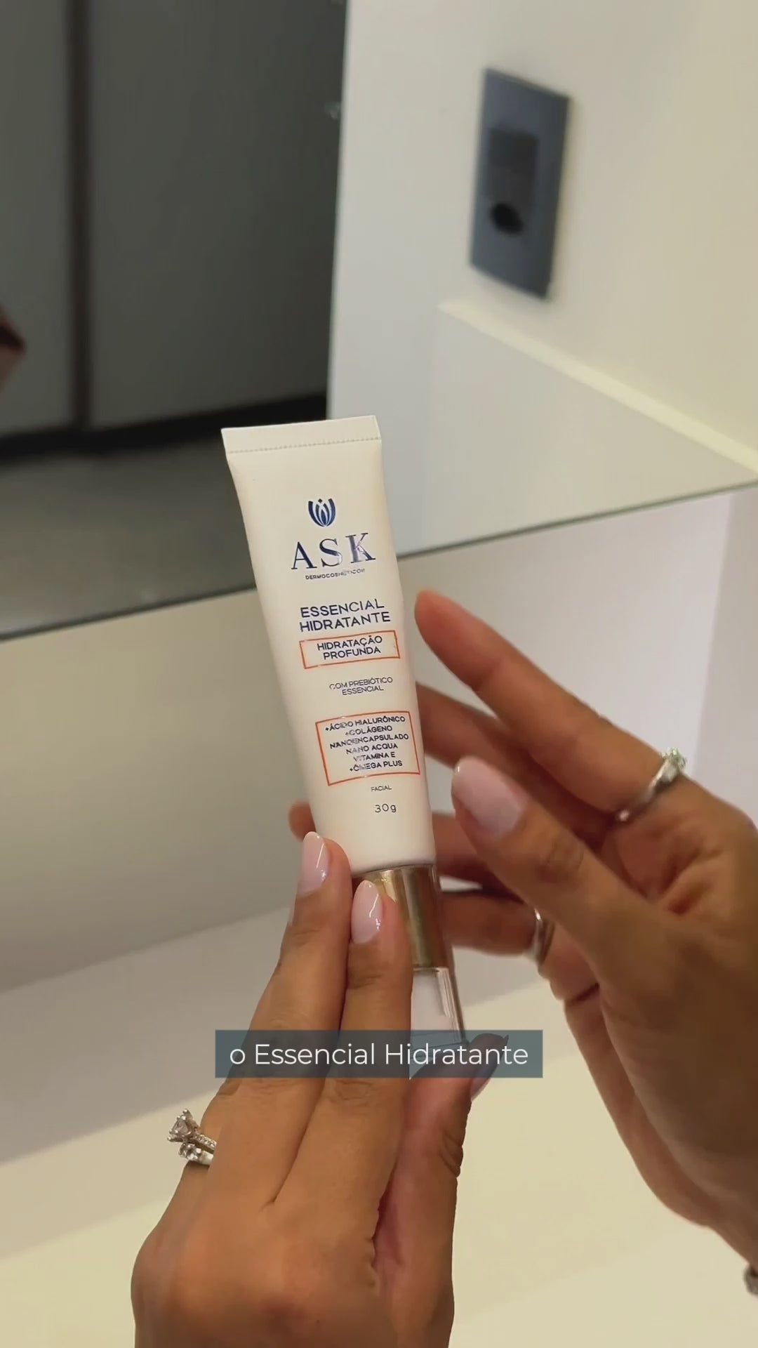 Carregar vídeo: Essencial Hidratante - Hidratação Intensa e Imediata